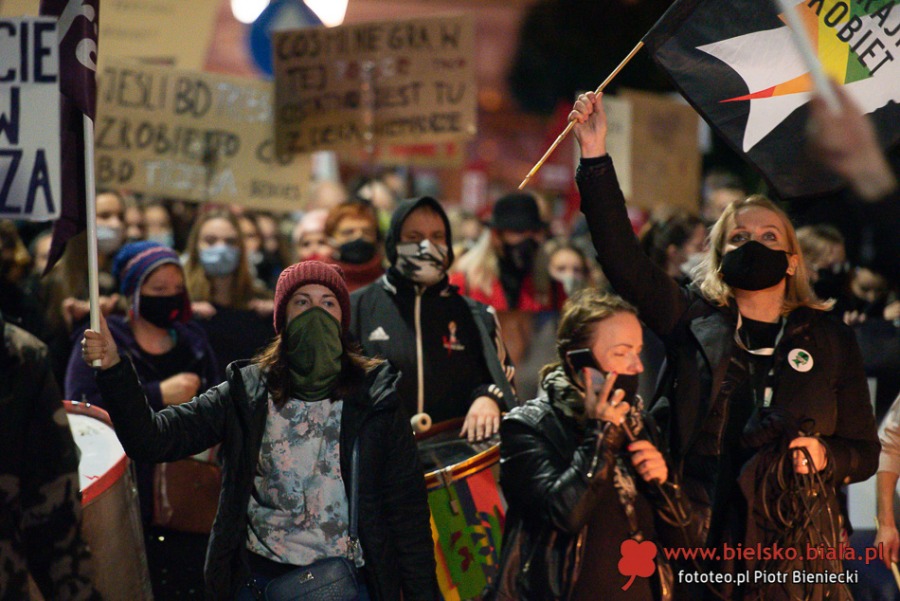 Protestujący wrócili na plac Ratuszowy. "Pozbawiacie nas praw!" ZDJĘCIA