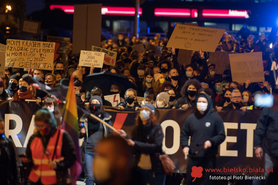 Protestujący wrócili na plac Ratuszowy. "Pozbawiacie nas praw!" ZDJĘCIA
