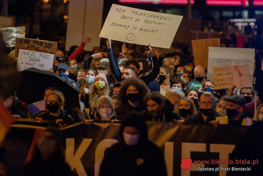 Protestujący wrócili na plac Ratuszowy. "Pozbawiacie nas praw!" ZDJĘCIA