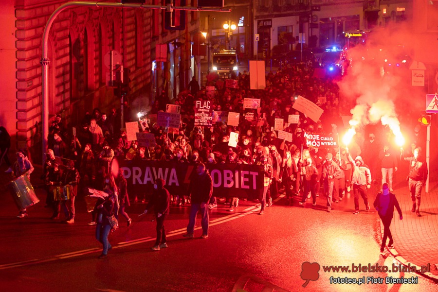 Protestujący wrócili na plac Ratuszowy. "Pozbawiacie nas praw!" ZDJĘCIA