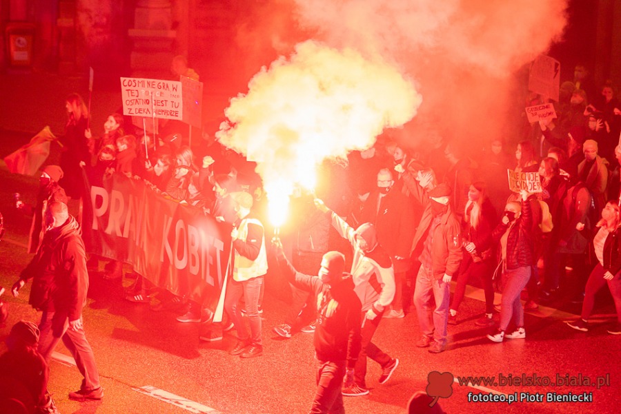 Protestujący wrócili na plac Ratuszowy. "Pozbawiacie nas praw!" ZDJĘCIA