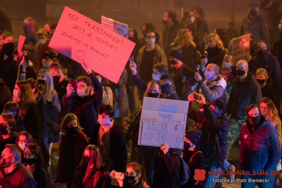Protestujący wrócili na plac Ratuszowy. "Pozbawiacie nas praw!" ZDJĘCIA