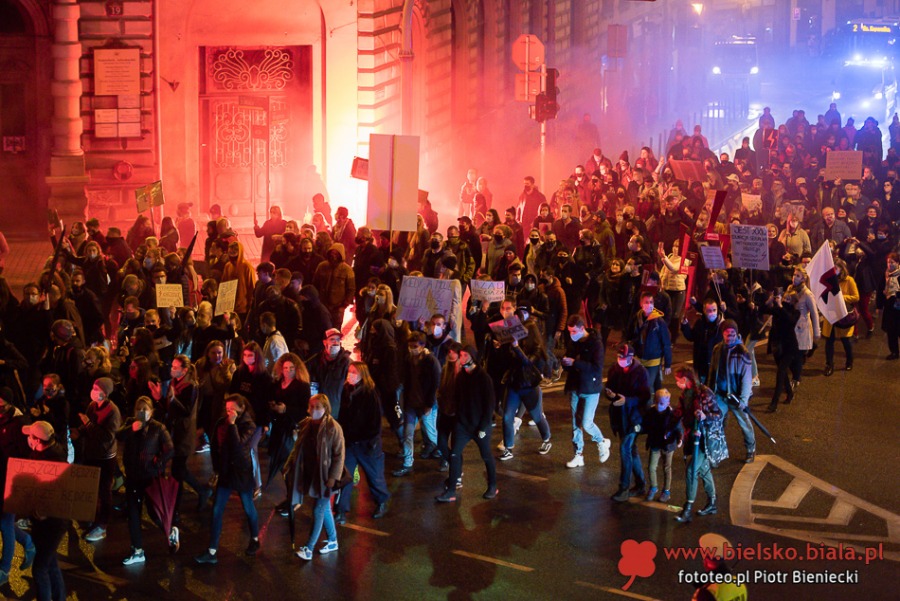 Protestujący wrócili na plac Ratuszowy. "Pozbawiacie nas praw!" ZDJĘCIA