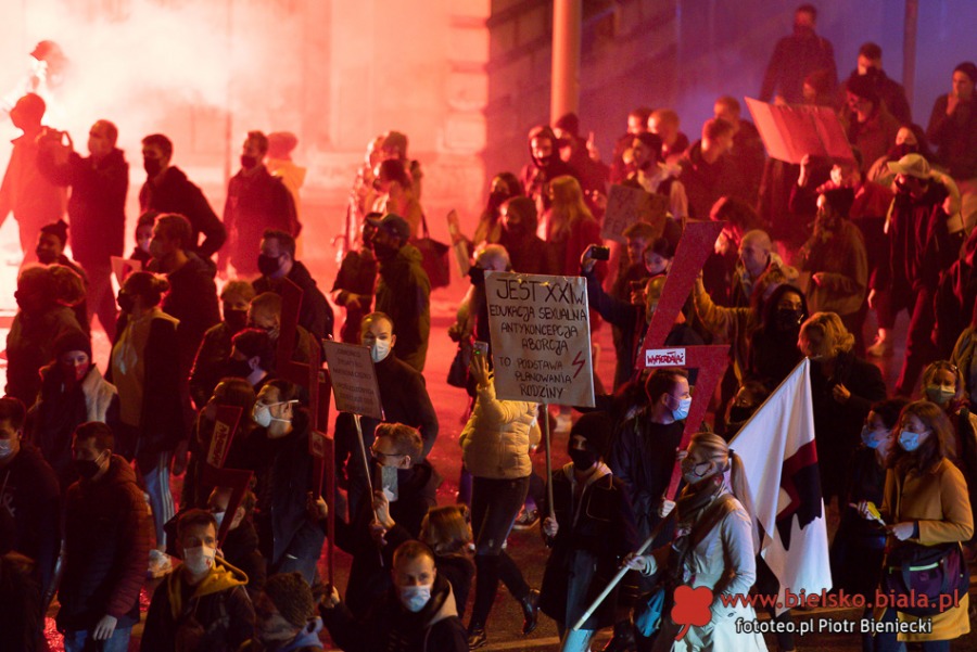 Protestujący wrócili na plac Ratuszowy. "Pozbawiacie nas praw!" ZDJĘCIA