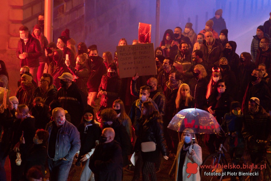 Protestujący wrócili na plac Ratuszowy. "Pozbawiacie nas praw!" ZDJĘCIA