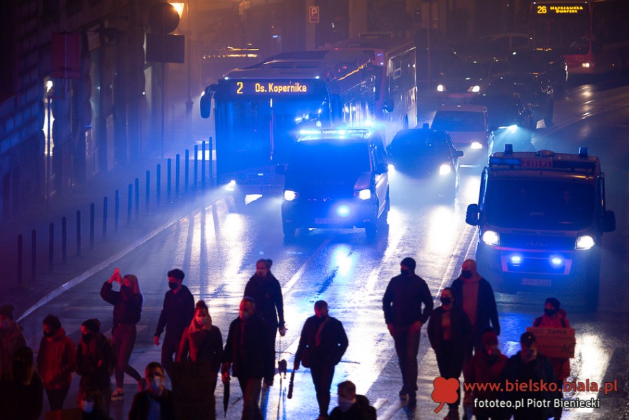 Protestujący wrócili na plac Ratuszowy. "Pozbawiacie nas praw!" ZDJĘCIA