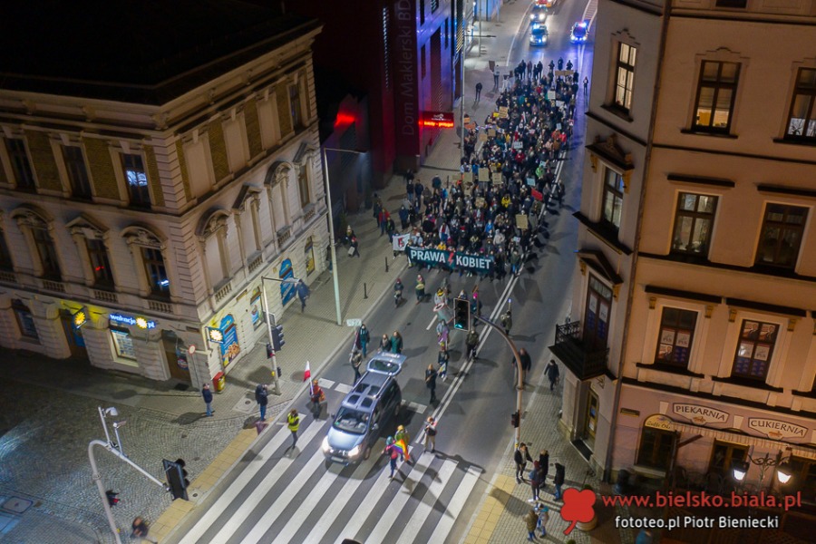 Walka o prawa kobiet trwa. Piątkowy protest na ulicach Bielska-Białej ZDJĘCIA