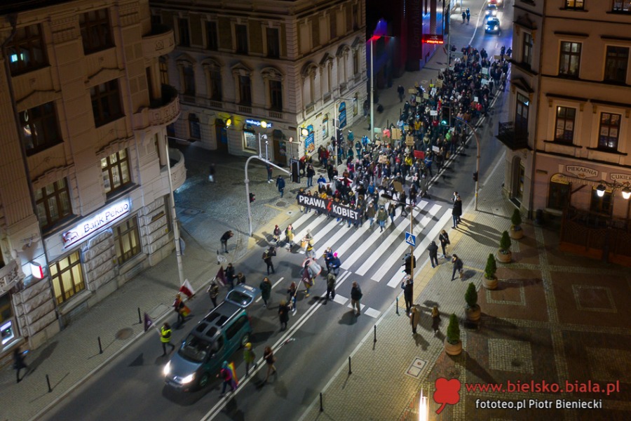 Walka o prawa kobiet trwa. Piątkowy protest na ulicach Bielska-Białej ZDJĘCIA