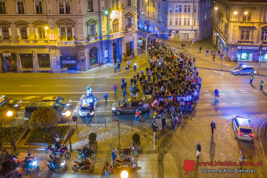 Walka o prawa kobiet trwa. Piątkowy protest na ulicach Bielska-Białej ZDJĘCIA