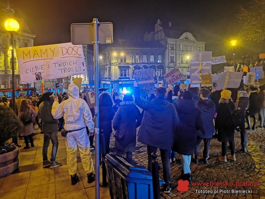 Walka o prawa kobiet trwa. Piątkowy protest na ulicach Bielska-Białej ZDJĘCIA