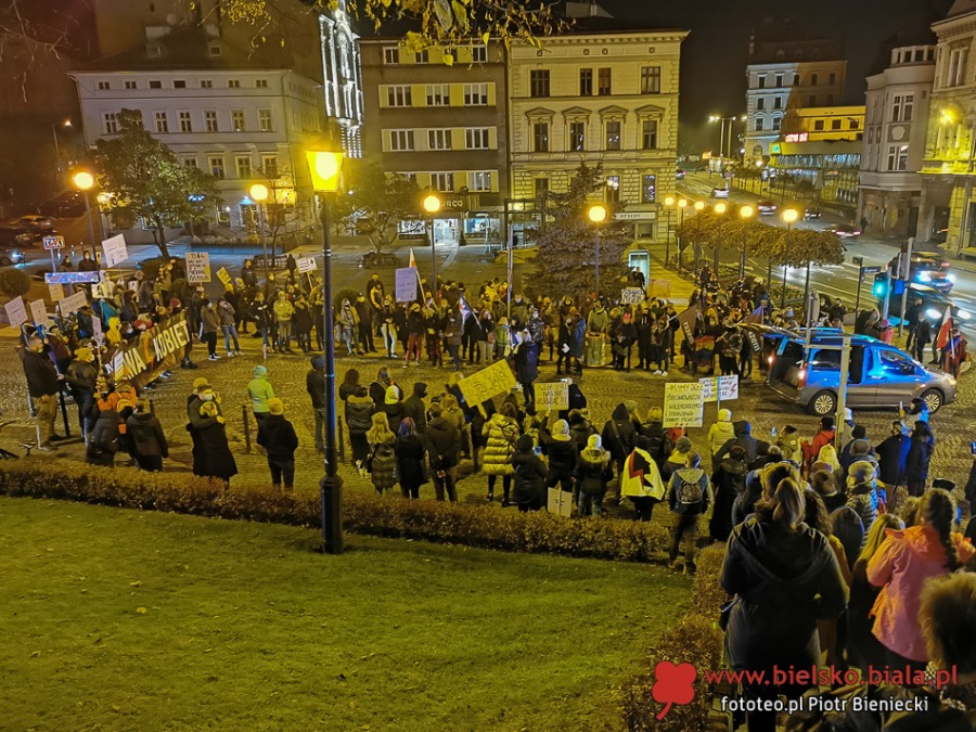 Walka o prawa kobiet trwa. Piątkowy protest na ulicach Bielska-Białej ZDJĘCIA