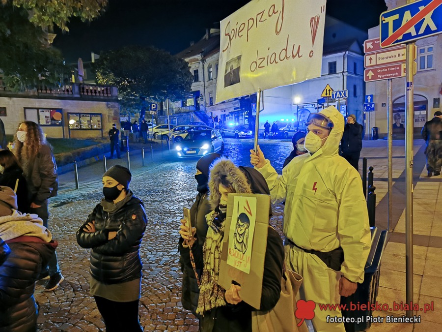 Walka o prawa kobiet trwa. Piątkowy protest na ulicach Bielska-Białej ZDJĘCIA