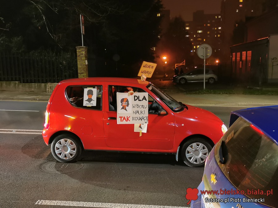 Protest samochodowy na ulicach Bielska-Białej. Nowa formuła strajku kobiet ZDJĘCIA