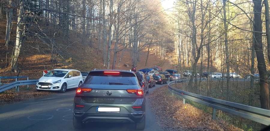 Pełne parkingi i pobocza. Tłumy na terenach rekreacyjnych Bielska-Białej - foto