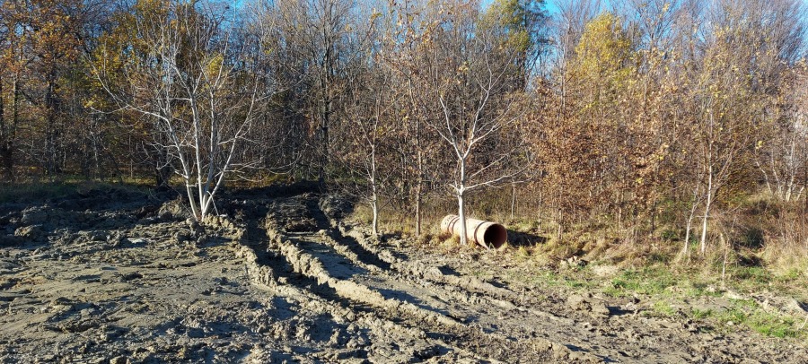 Ciężki sprzęt budowlany na lotnisku. Zniszczona ścieżka spacerowa - foto
