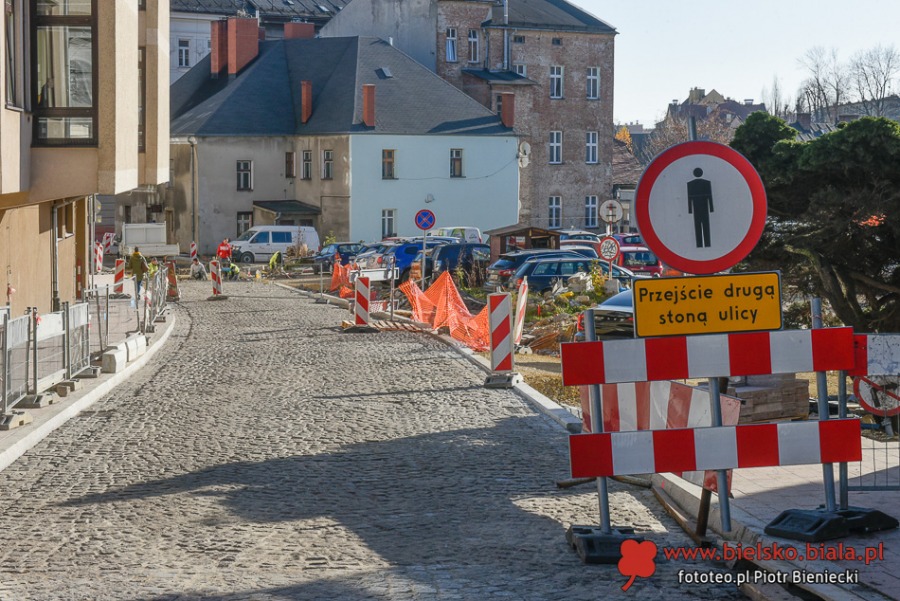 Cieszyńska jak ser szwajcarski. Z Grottgera zwinięto nawet asfalt ZDJĘCIA