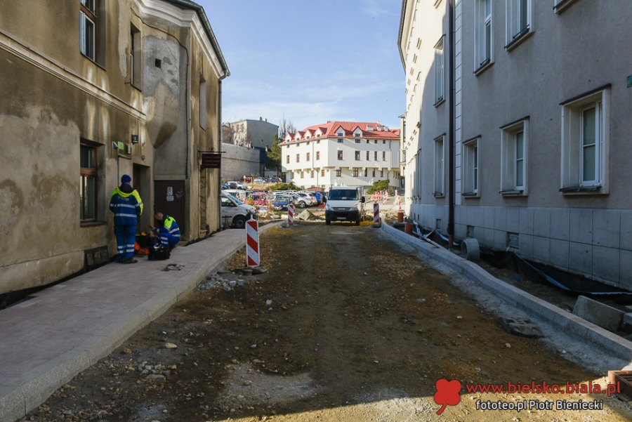 Cieszyńska jak ser szwajcarski. Z Grottgera zwinięto nawet asfalt ZDJĘCIA
