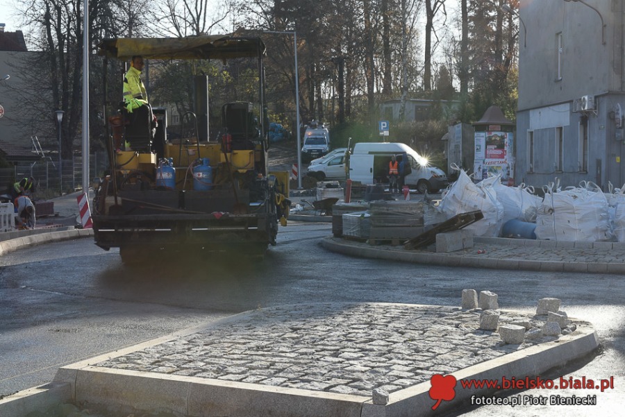 Cieszyńska jak ser szwajcarski. Z Grottgera zwinięto nawet asfalt ZDJĘCIA