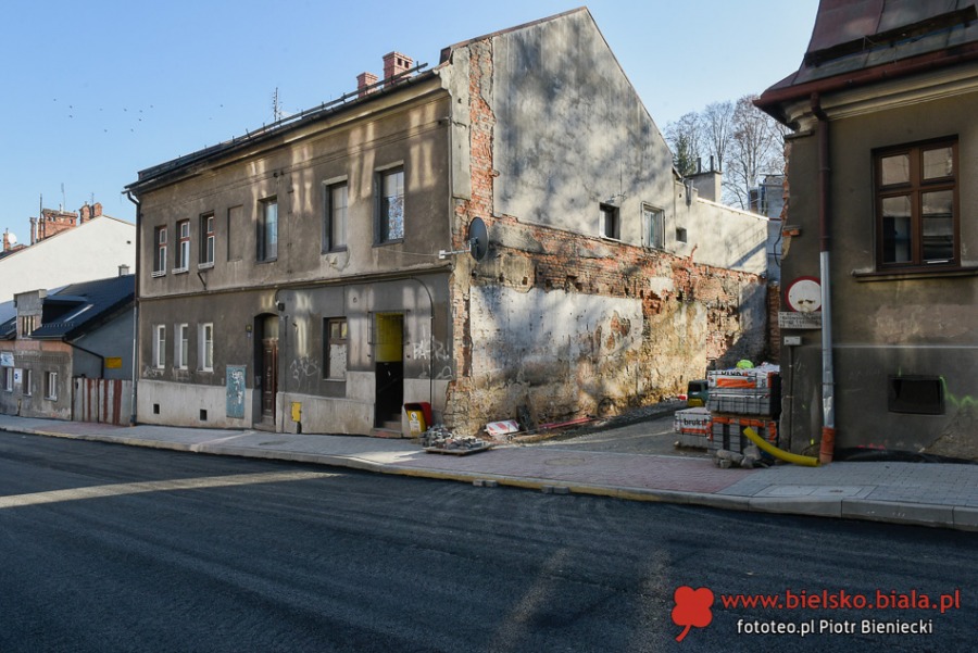 Cieszyńska jak ser szwajcarski. Z Grottgera zwinięto nawet asfalt ZDJĘCIA