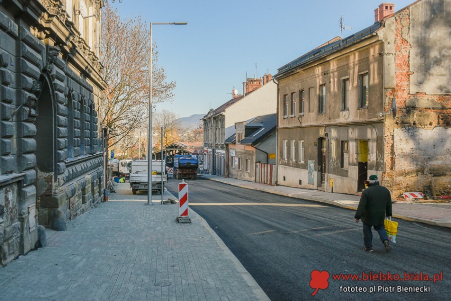 Cieszyńska jak ser szwajcarski. Z Grottgera zwinięto nawet asfalt ZDJĘCIA