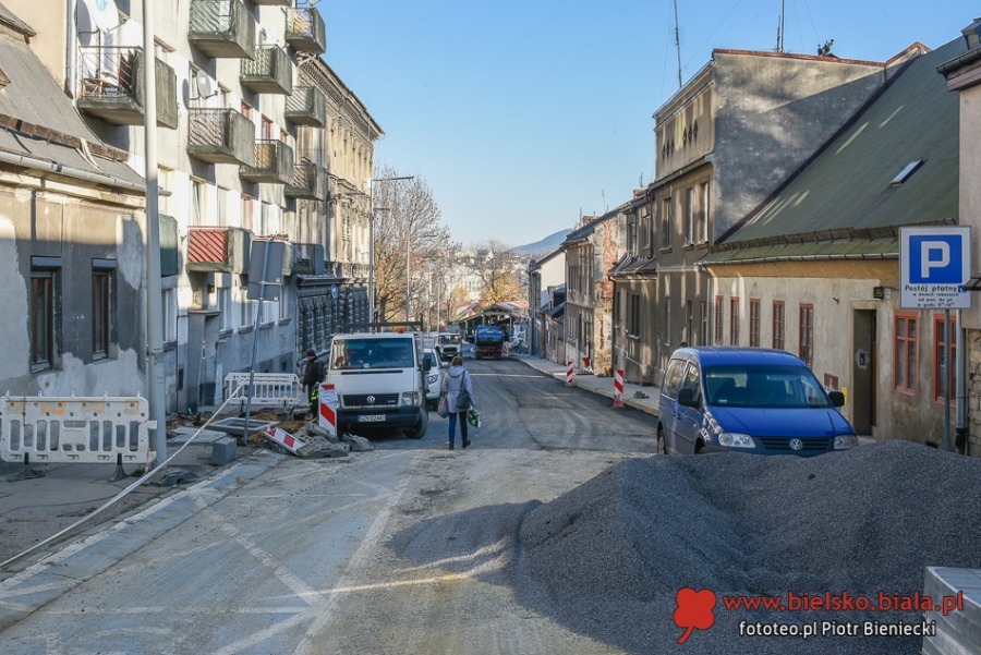 Cieszyńska jak ser szwajcarski. Z Grottgera zwinięto nawet asfalt ZDJĘCIA