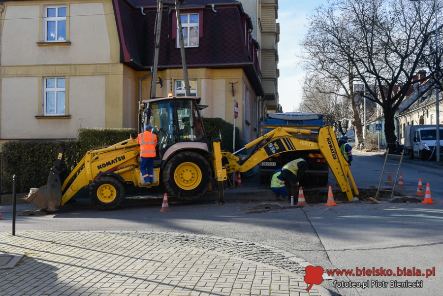 Cieszyńska jak ser szwajcarski. Z Grottgera zwinięto nawet asfalt ZDJĘCIA