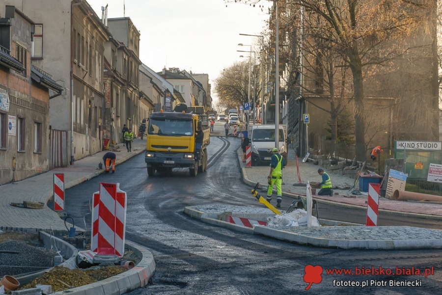 Cieszyńska jak ser szwajcarski. Z Grottgera zwinięto nawet asfalt ZDJĘCIA