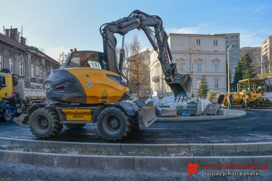 Cieszyńska jak ser szwajcarski. Z Grottgera zwinięto nawet asfalt ZDJĘCIA