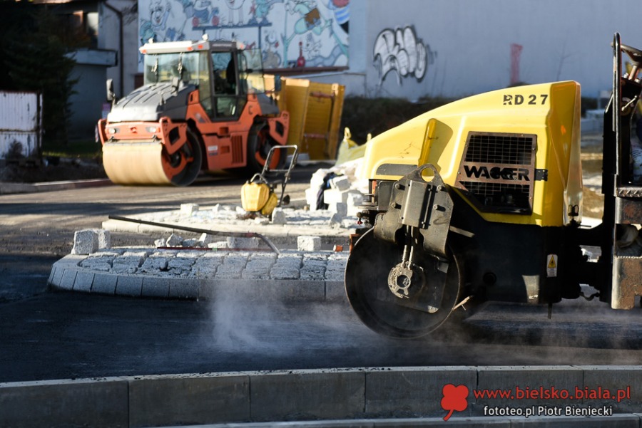 Cieszyńska jak ser szwajcarski. Z Grottgera zwinięto nawet asfalt ZDJĘCIA