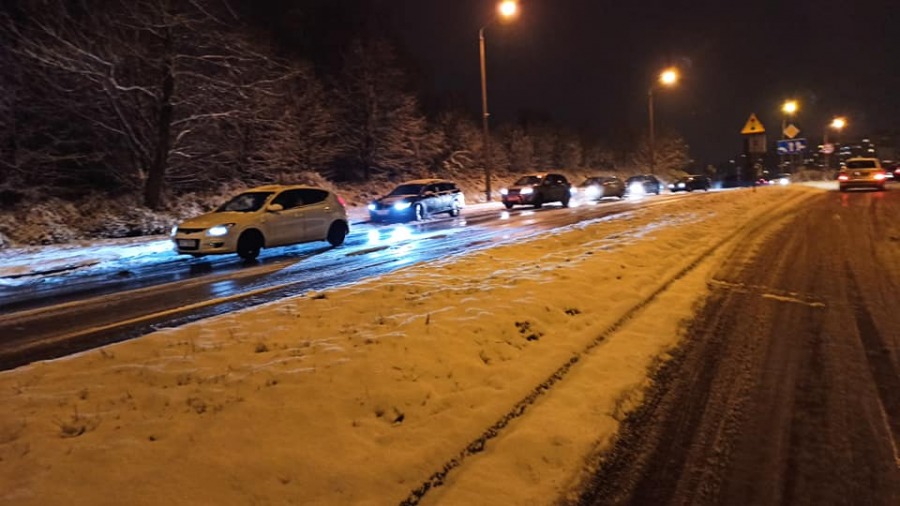 Lodowa pułapka w al. Andersa. „Utrzymanie dróg dzisiaj to jest skandal” - foto