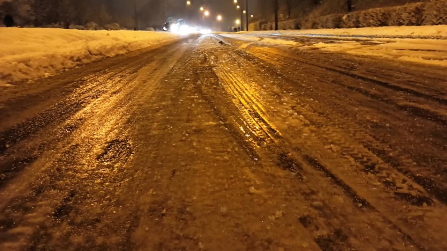Lodowa pułapka w al. Andersa. „Utrzymanie dróg dzisiaj to jest skandal” - foto