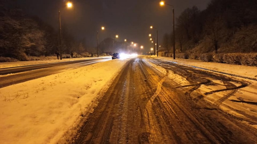Lodowa pułapka w al. Andersa. „Utrzymanie dróg dzisiaj to jest skandal” - foto
