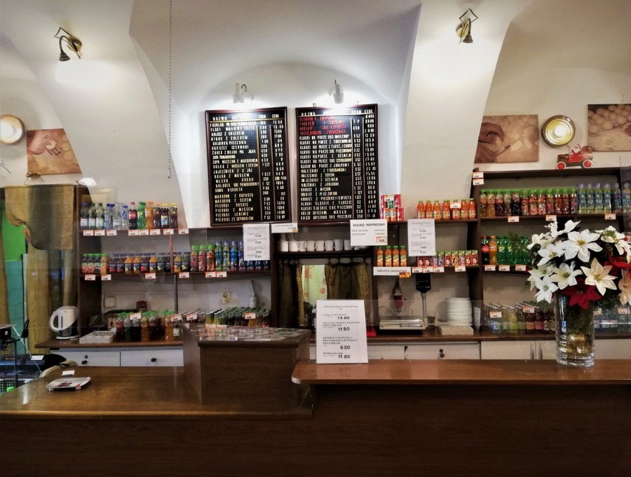 Pierożek sobie radzi. Stali klienci ratują kultowy bar