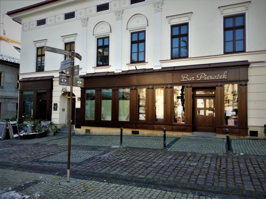 Pierożek sobie radzi. Stali klienci ratują kultowy bar