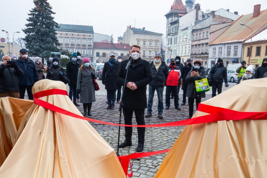 Smok Wawelski w centrum Bielska-Białej. Efektowny pomnik bohaterów kreskówki - foto