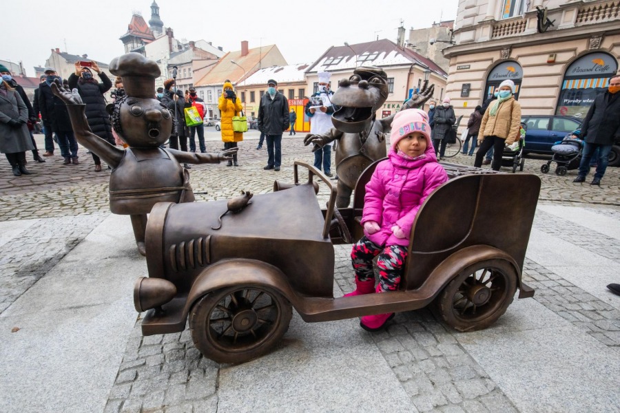 Smok Wawelski w centrum Bielska-Białej. Efektowny pomnik bohaterów kreskówki - foto