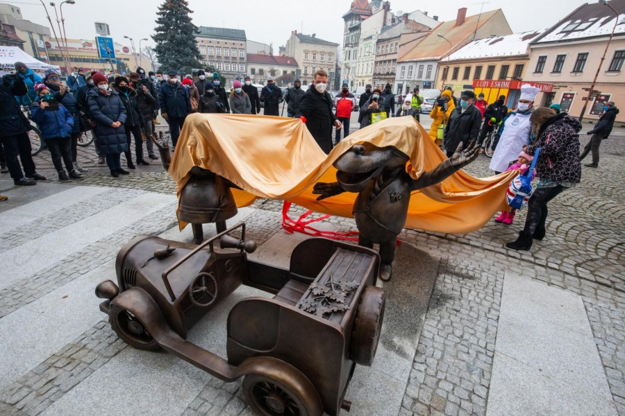 Smok Wawelski w centrum Bielska-Białej. Efektowny pomnik bohaterów kreskówki - foto