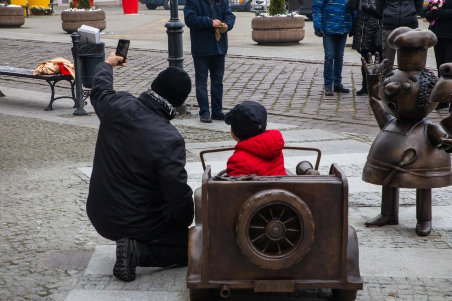 Smok Wawelski w centrum Bielska-Białej. Efektowny pomnik bohaterów kreskówki - foto