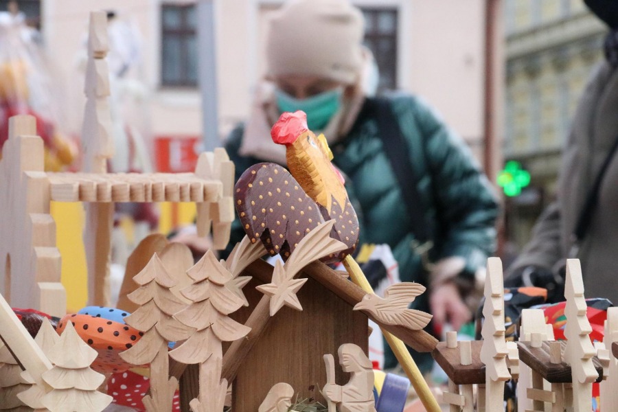 Namiastka świąt na placu Wojska Polskiego. Można dobrze zjeść i kupić prezent - foto