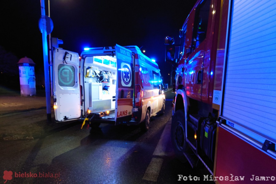 Pilne! Wypadek na Piastowskiej. Trzy osoby zakleszczone - foto