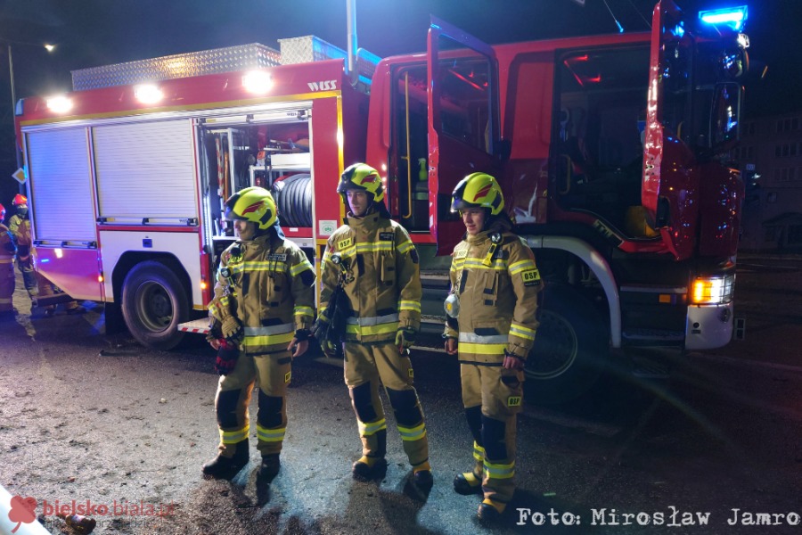 Pilne! Wypadek na Piastowskiej. Trzy osoby zakleszczone - foto