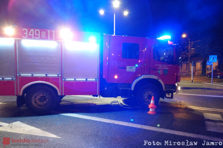 Pilne! Wypadek na Piastowskiej. Trzy osoby zakleszczone - foto
