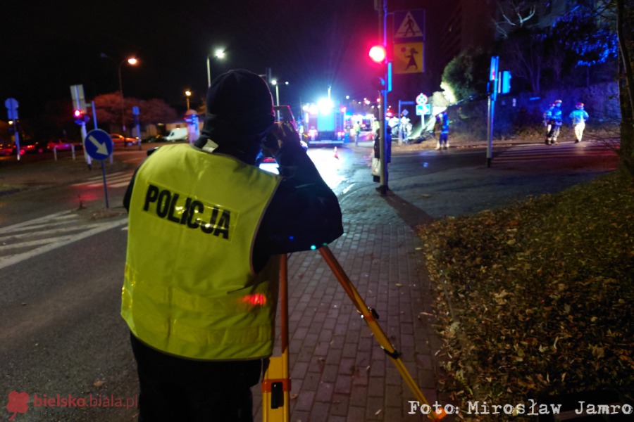 Pilne! Wypadek na Piastowskiej. Trzy osoby zakleszczone - foto