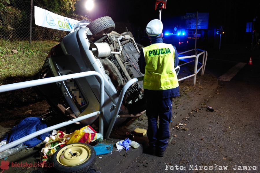 Pilne! Wypadek na Piastowskiej. Trzy osoby zakleszczone - foto