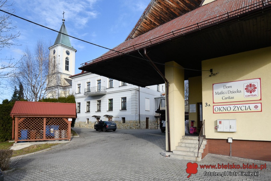 Dary w dostawczaku i trzech osobówkach. Święty Mikołaj dotarł do Lipnika - foto