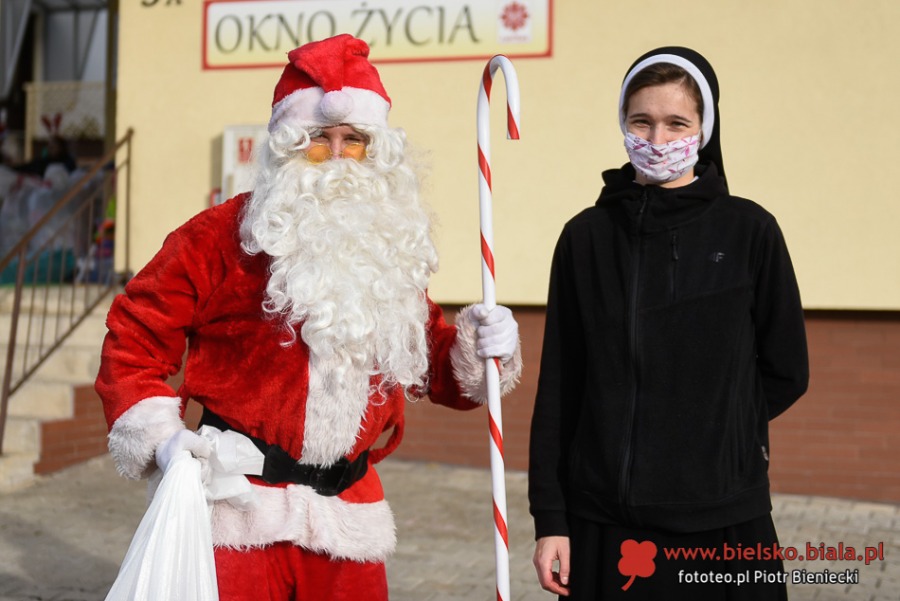Dary w dostawczaku i trzech osobówkach. Święty Mikołaj dotarł do Lipnika - foto