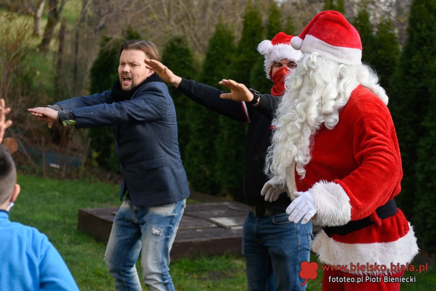 Dary w dostawczaku i trzech osobówkach. Święty Mikołaj dotarł do Lipnika - foto