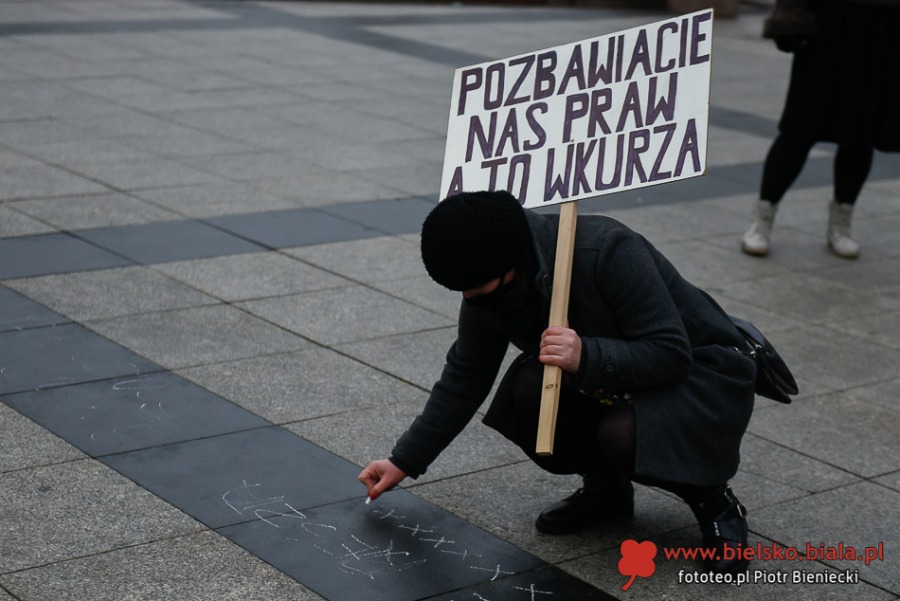 Protest kobiet w Bielsku-Białej. Ostre słowa o mieszaniu się Kościoła do polityki ZDJĘCIA