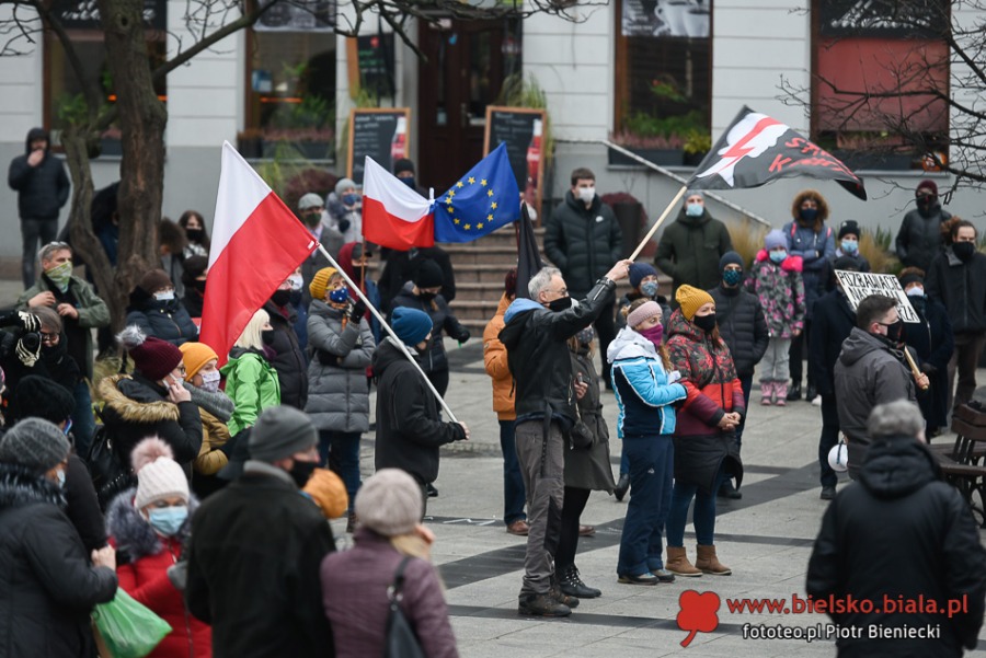Protest kobiet w Bielsku-Białej. Ostre słowa o mieszaniu się Kościoła do polityki ZDJĘCIA