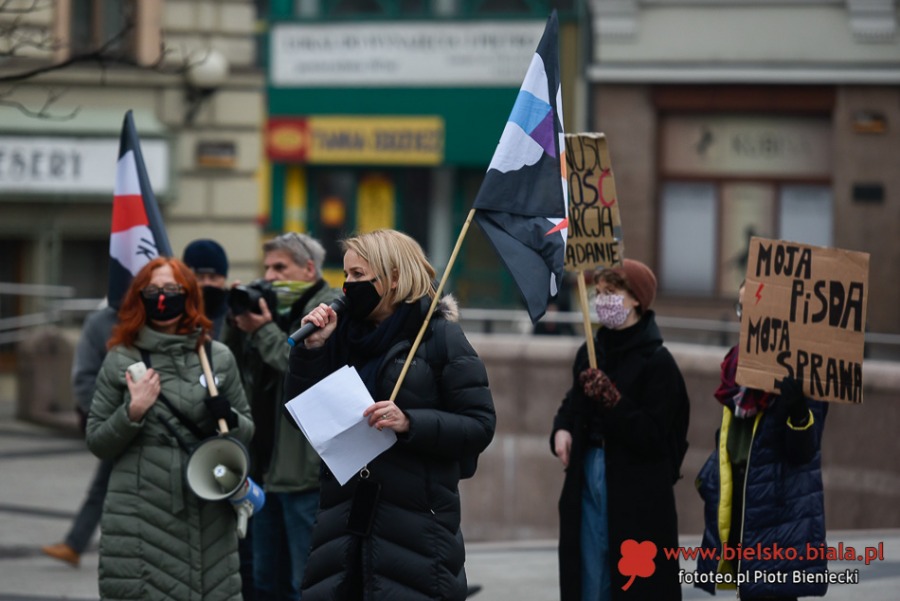 Protest kobiet w Bielsku-Białej. Ostre słowa o mieszaniu się Kościoła do polityki ZDJĘCIA